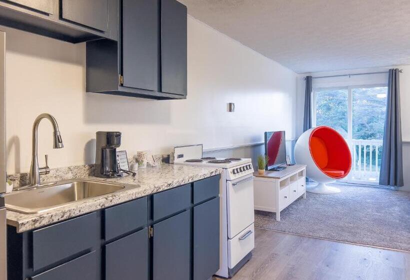 汽车旅馆 Inn Between The Beaches & Villager