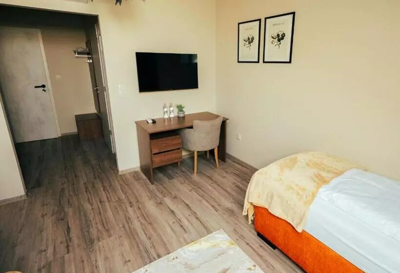 Aamiaismajoitus (B&B) M5 Autópálya Eurobus Panzió 140,km Kisteleki Lehajtó