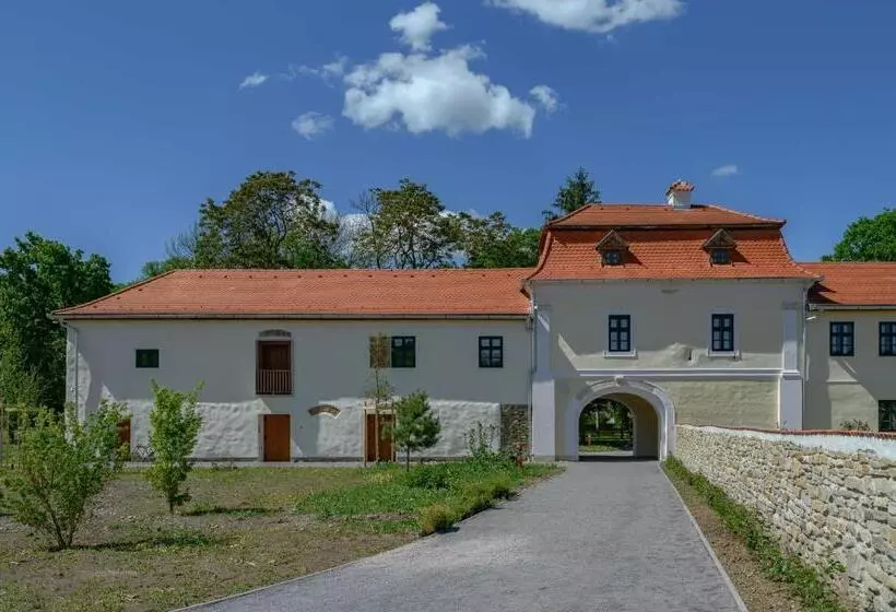 Aamiaismajoitus (B&B) Ugron Castle Fiatfalva