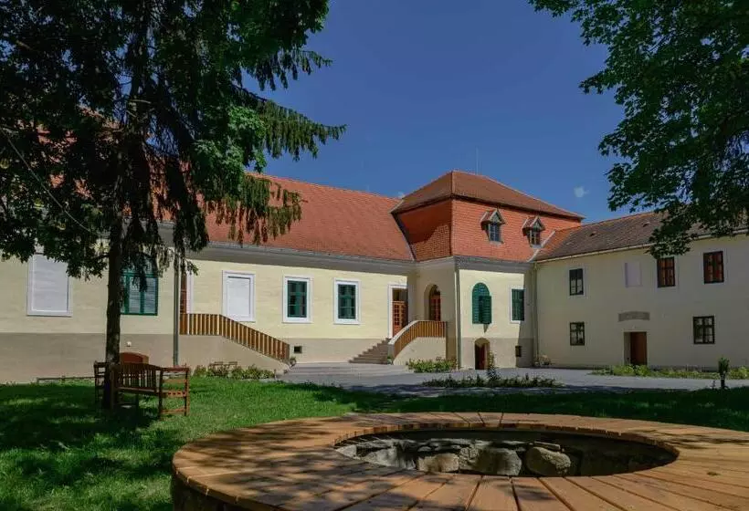 Aamiaismajoitus (B&B) Ugron Castle Fiatfalva