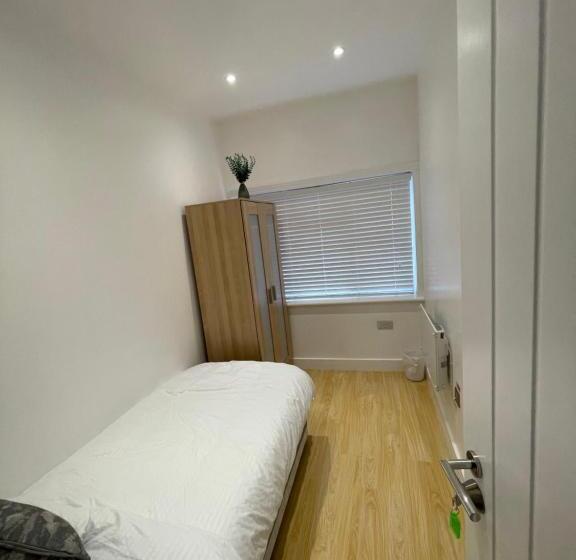 Pensione Lonsdale Place