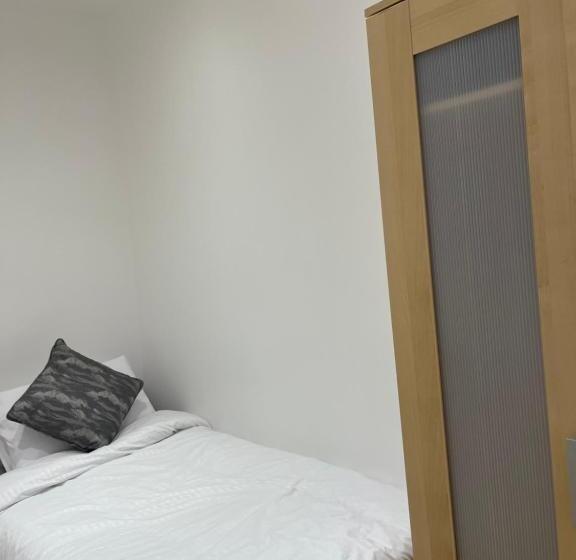 Pensione Lonsdale Place