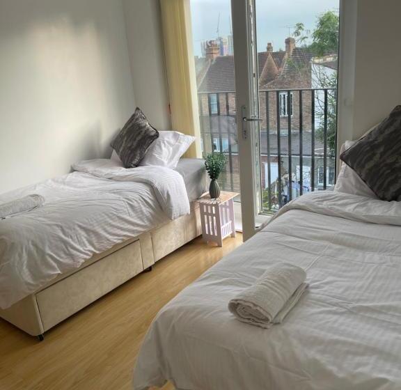 Pensione Lonsdale Place