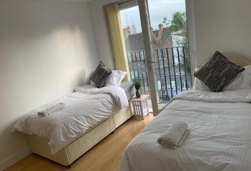 Pensione Lonsdale Place