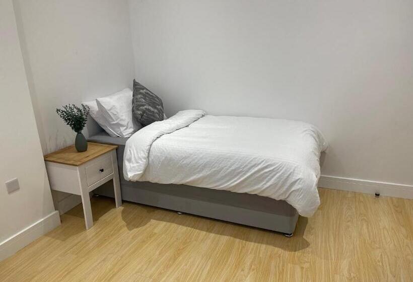 Pensione Lonsdale Place