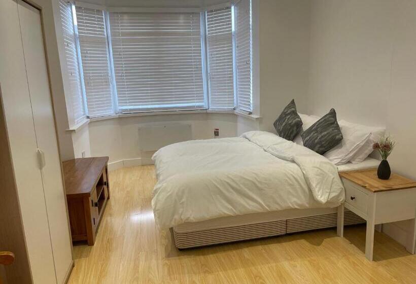 Pensione Lonsdale Place