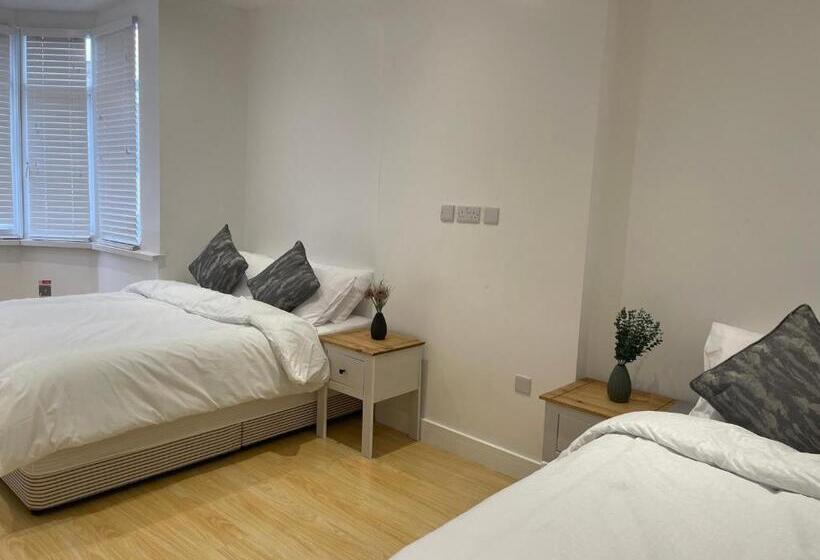 Pensione Lonsdale Place