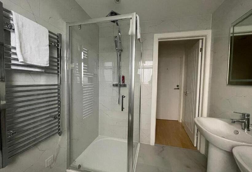 Pensione Lonsdale Place