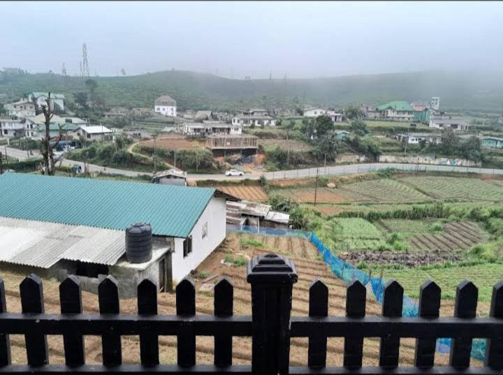 פנסיון Shiny Cot Double Twin Room