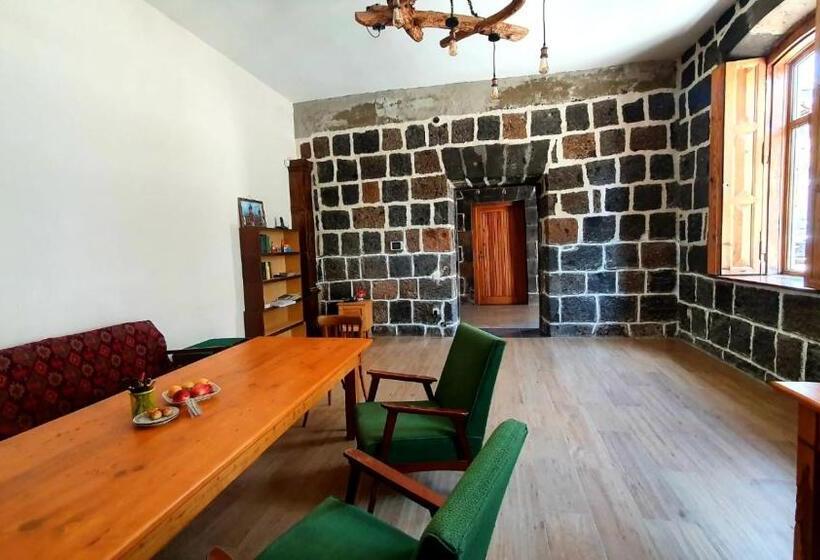 تختخواب و صبحانه Kumayri Inn