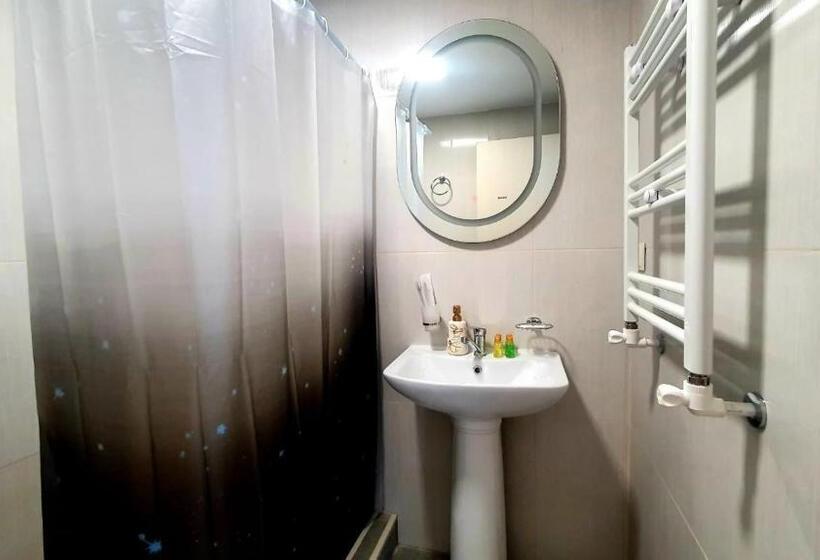 تختخواب و صبحانه Kumayri Inn