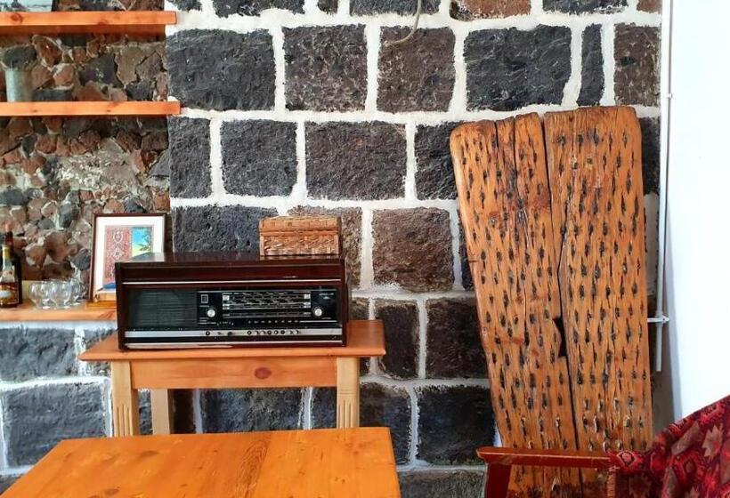 تختخواب و صبحانه Kumayri Inn