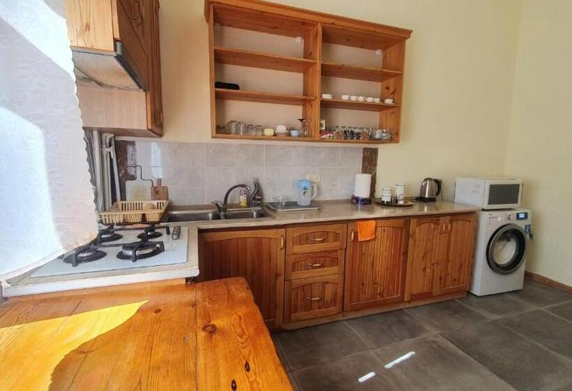 تختخواب و صبحانه Kumayri Inn