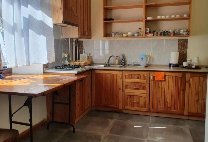 تختخواب و صبحانه Kumayri Inn