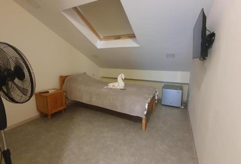 تختخواب و صبحانه Kumayri Inn