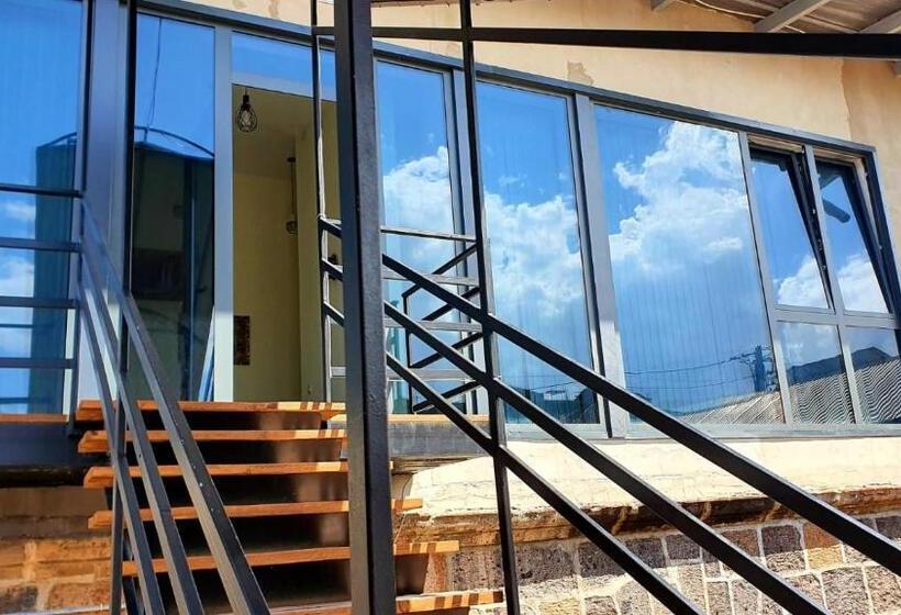 تختخواب و صبحانه Kumayri Inn