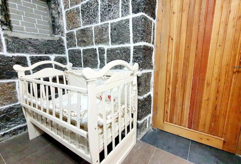 تختخواب و صبحانه Kumayri Inn