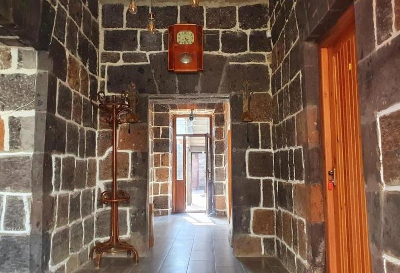 تختخواب و صبحانه Kumayri Inn