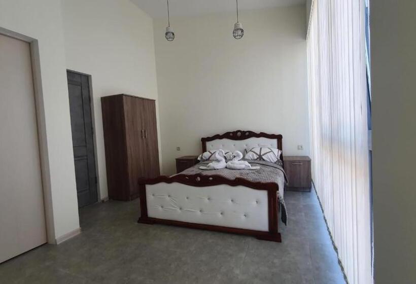 تختخواب و صبحانه Kumayri Inn