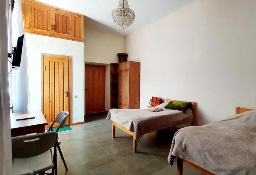 تختخواب و صبحانه Kumayri Inn