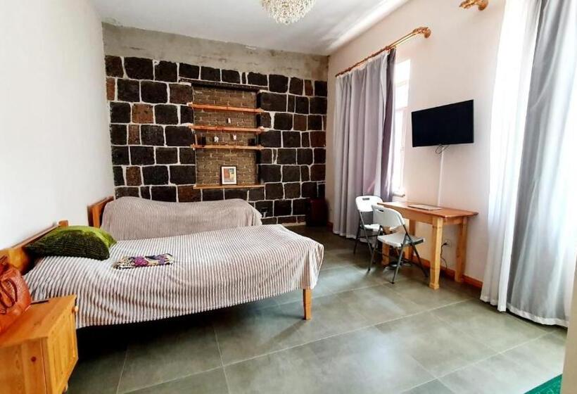 تختخواب و صبحانه Kumayri Inn