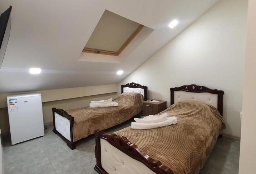 تختخواب و صبحانه Kumayri Inn