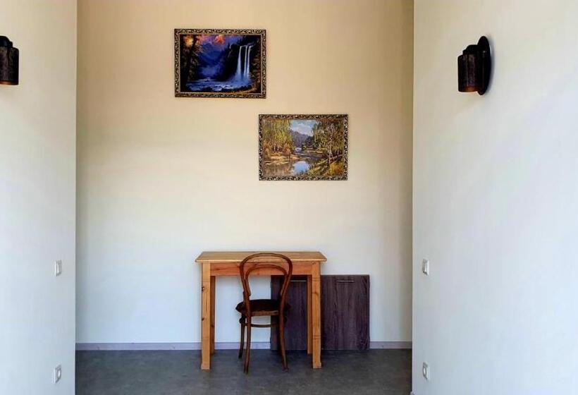 تختخواب و صبحانه Kumayri Inn