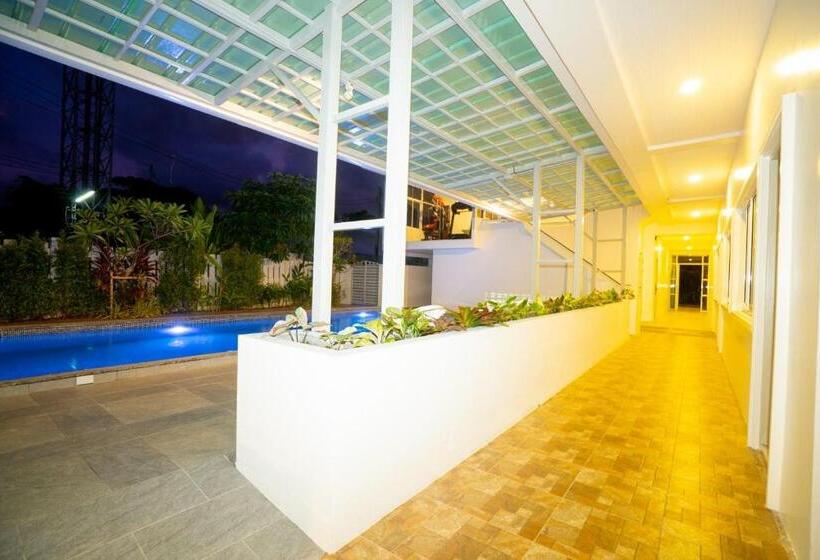 בית מלון כפרי Puean Chang Resort Phuket