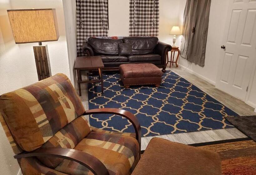 ホテル The Treetop Terrace At The Historic Arrowhead Lodge