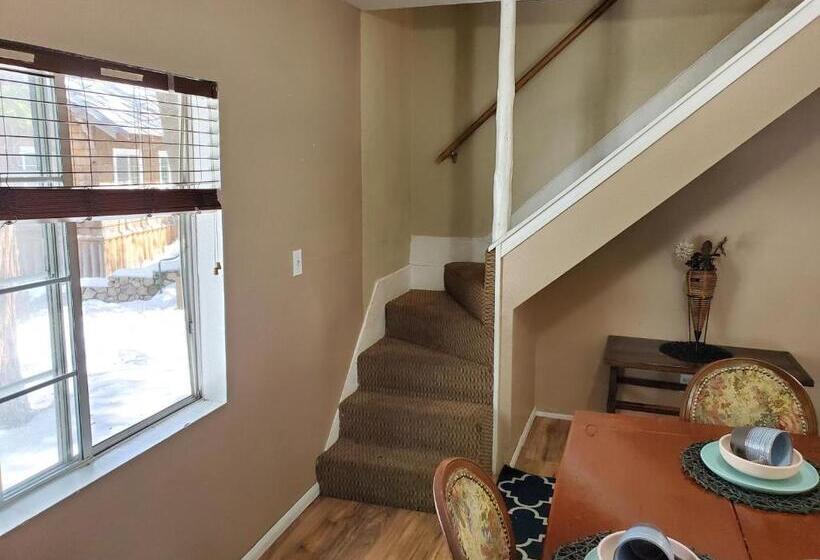 ホテル The Treetop Terrace At The Historic Arrowhead Lodge