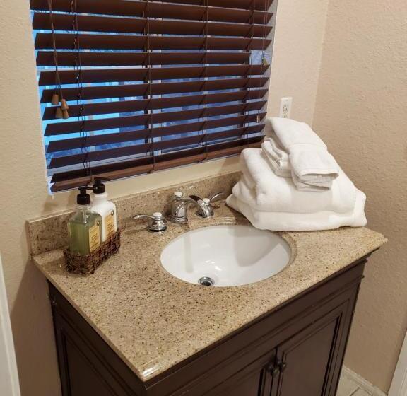 ホテル The Treetop Terrace At The Historic Arrowhead Lodge