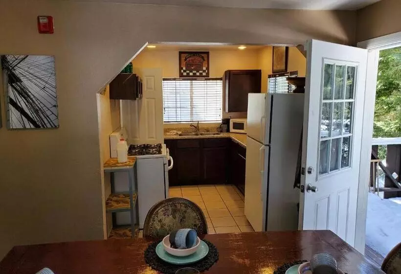 Hotelli The Treetop Terrace At The Historic Arrowhead Lodge