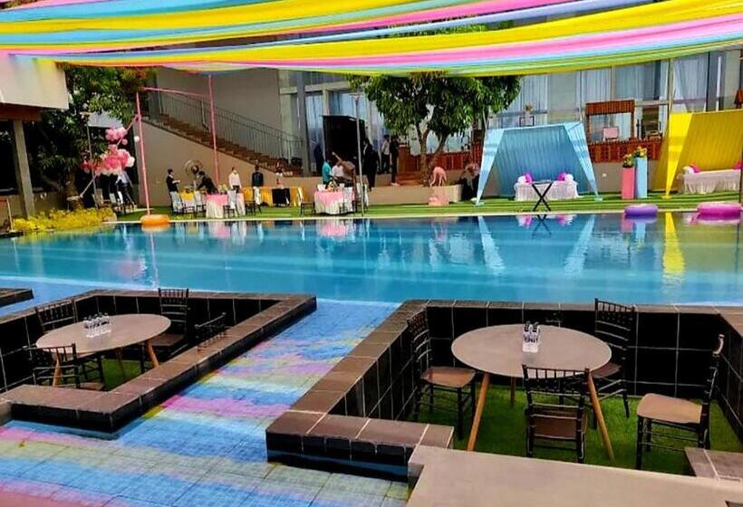 The Democracy Hotel & Resorts