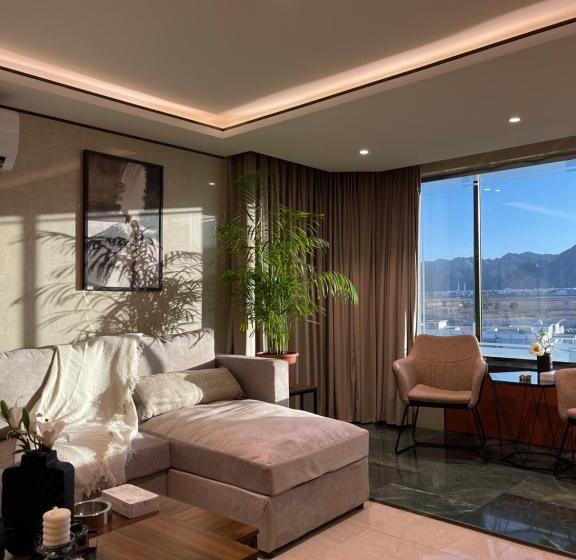 سويت غرفة وصالة بإطلالة واسعة على المدينة