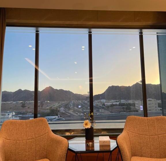 سويت غرفة وصالة بإطلالة واسعة على المدينة