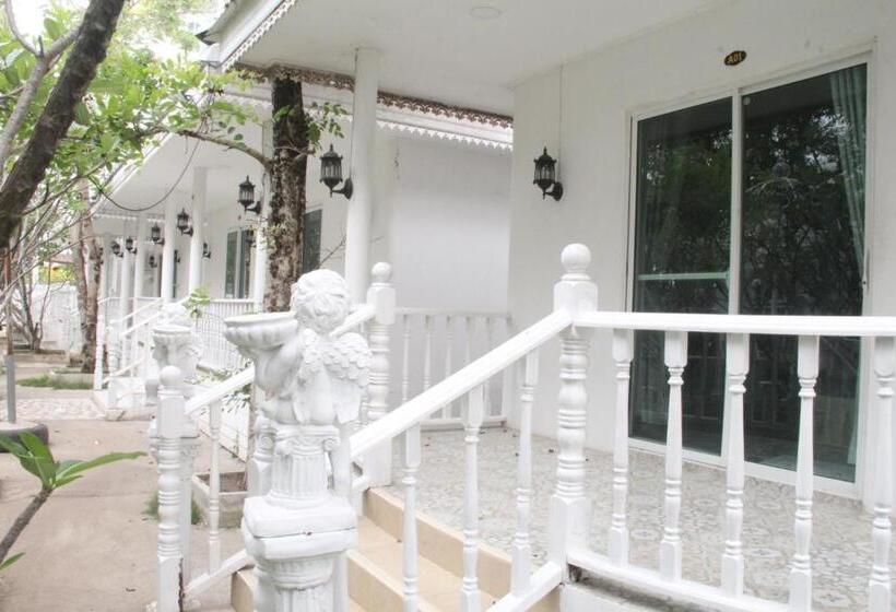 Hotel Bananaleaf Wedding Cafe & Resort