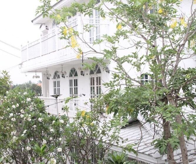 Hotel Bananaleaf Wedding Cafe & Resort