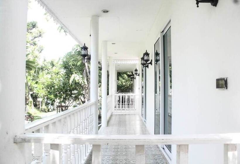 Hotel Bananaleaf Wedding Cafe & Resort