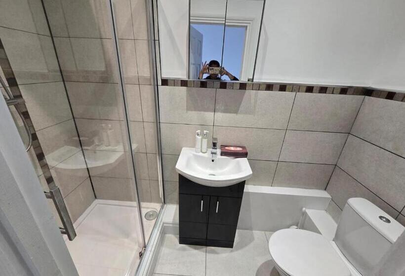 Pensionat Room In Guest Room Limehouse Townhomes Modern Spacious Serviced En Suite Room With A Garden View