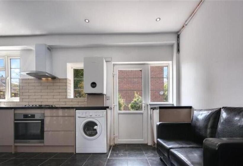 Pensionat Room In Guest Room Limehouse Townhomes Modern Spacious Serviced En Suite Room With A Garden View