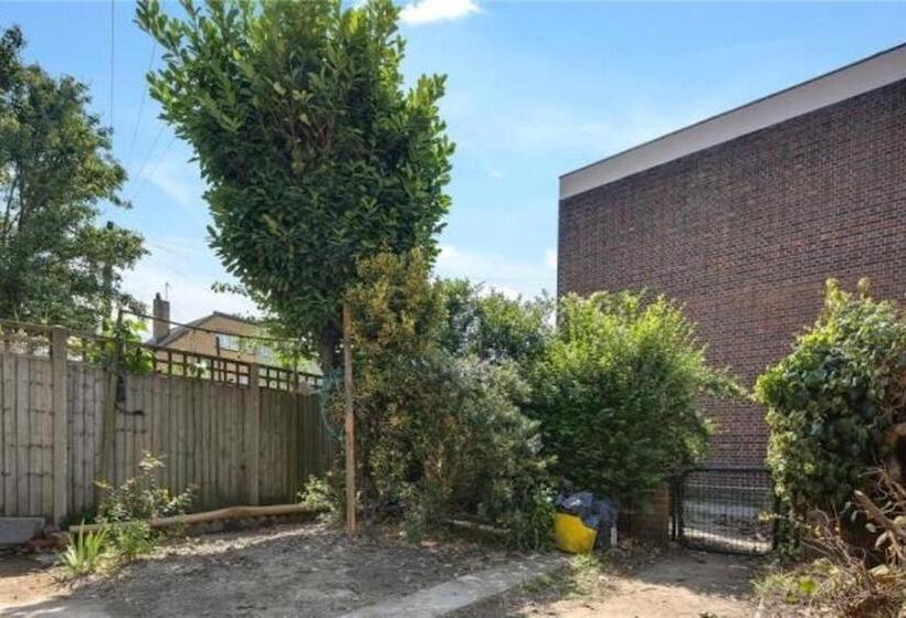 Pensionat Room In Guest Room Limehouse Townhomes Modern Spacious Serviced En Suite Room With A Garden View