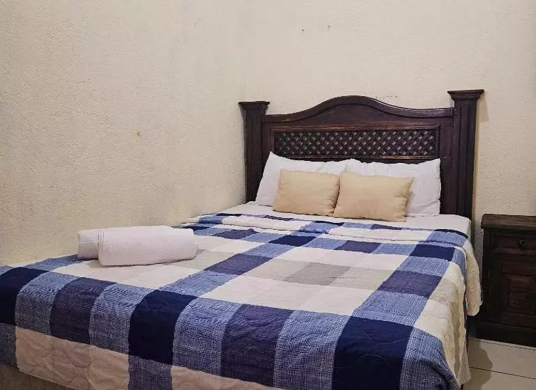 هتل Cermeño S House