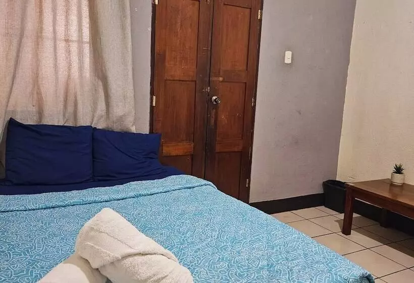 هتل Cermeño S House