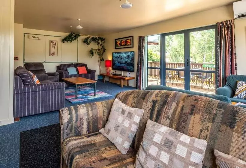 هاستل Kakapo Lodge