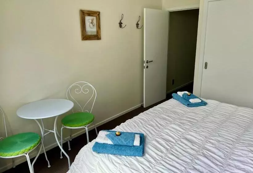 تختخواب و صبحانه Jennie's In Whitianga