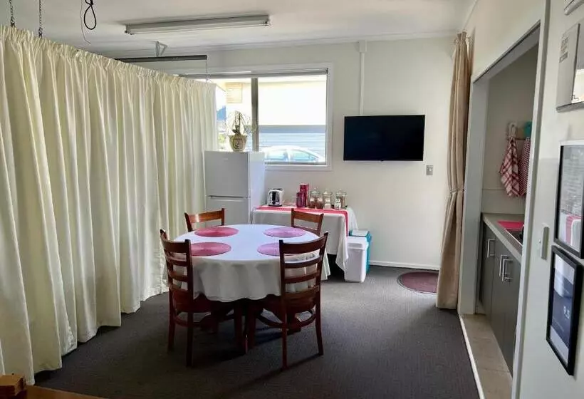 تختخواب و صبحانه Jennie's In Whitianga