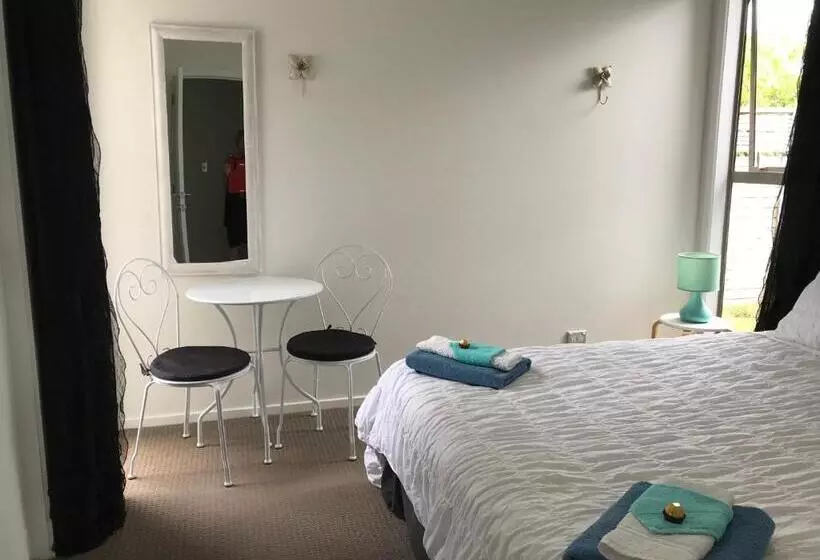 تختخواب و صبحانه Jennie's In Whitianga