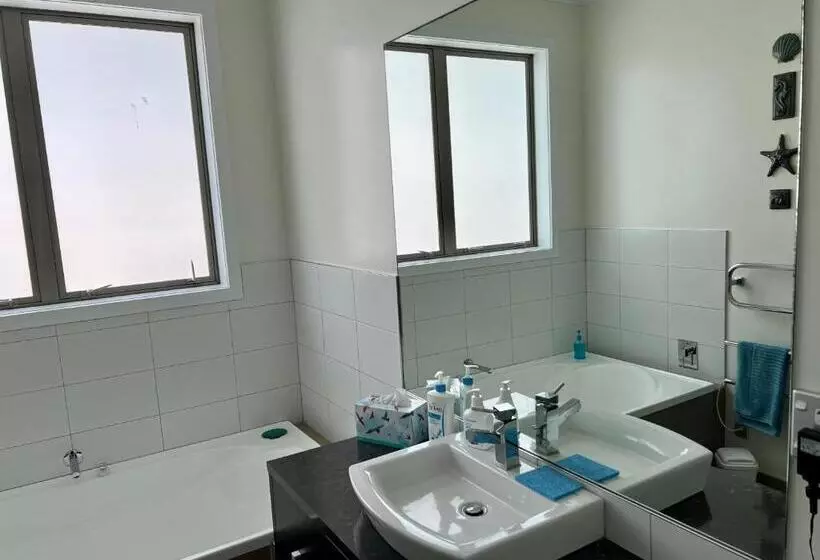 تختخواب و صبحانه Jennie's In Whitianga