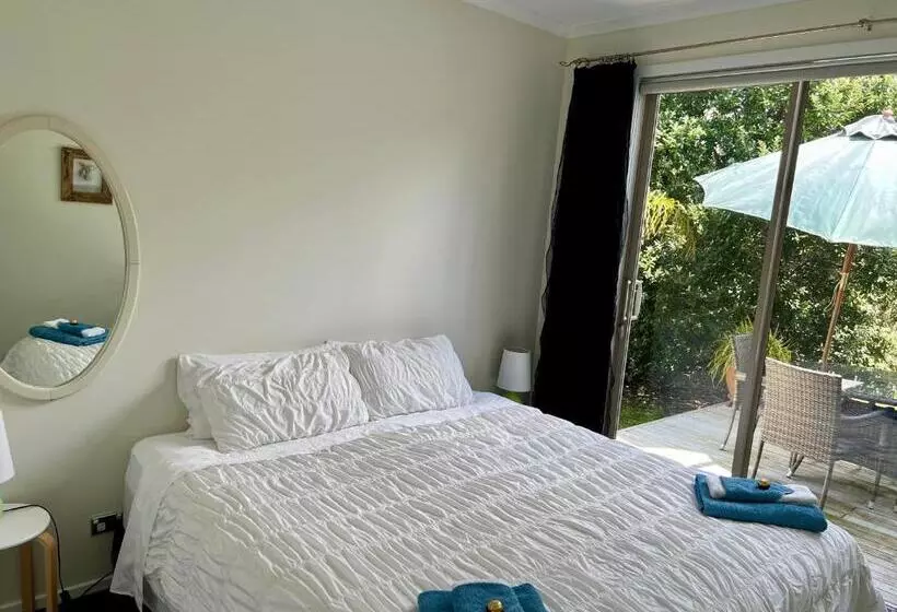 تختخواب و صبحانه Jennie's In Whitianga