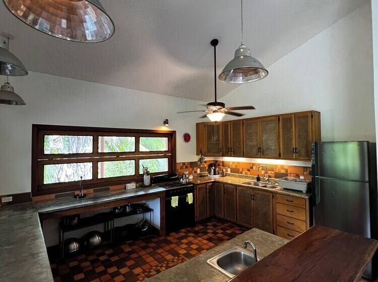 تختخواب و صبحانه Turtle Beach House